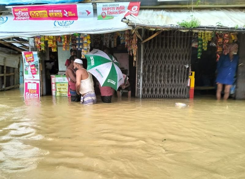 ২৪ ঘন্টার ব্যবধানে আবারো ভারিবর্ষণ ও ঢলের পানিতে ডুবে গেছে খাগড়াছড়ির অধিককাংশ নিম্নাঞ্চলের ঘরবাড়ি ও সড়ক। ছবিটি  মেহেদীবাগ এলাকা থেকে আজ সকালে তোলা